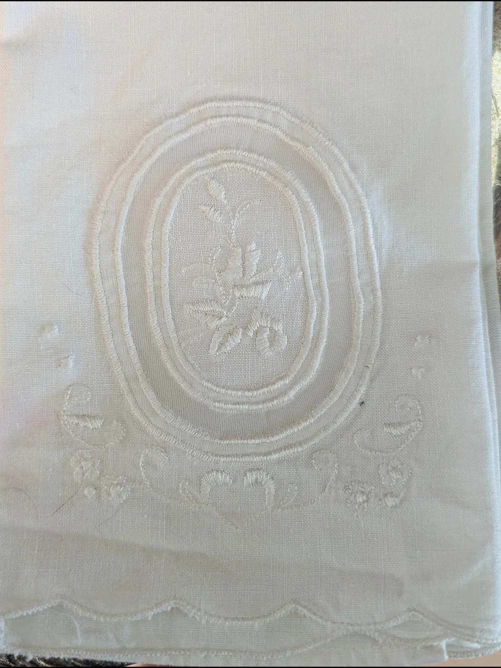 Madeira White Linen Guest Towels Set of 2 Embroidered Medallion Scalloped VTG - Picture 9 of 10
